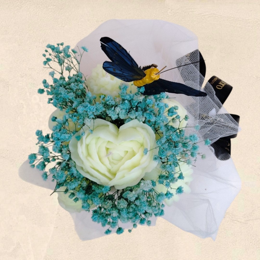 Flower Box με αρωματικά κεριά, κερινά λουλούδια και διακοσμητική πεταλούδα Flower Box με αρωματικά κεριά, κερινά λουλούδια και διακοσμητική πεταλούδα
