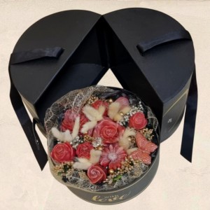 Flower Box με αρωματικά κεριά από κερί ελαιόλαδου και αποξηραμένα άνθη σε πολυτελές κουτί