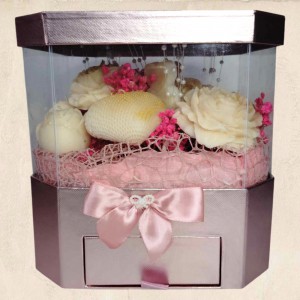 Flower Box με αρωματικά κεριά, πέρλες, αποξηραμένα άνθη και συρτάρι για σοκολατάκια Flower Box με αρωματικά κεριά, πέρλες, αποξηραμένα άνθη και συρτάρι για σοκολατάκια