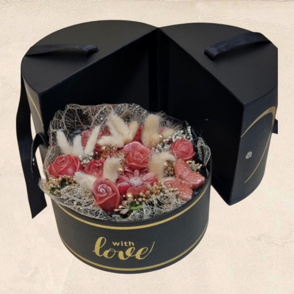 Flower Box με αρωματικά κεριά από κερί ελαιόλαδου και αποξηραμένα άνθη σε πολυτελές κουτί
