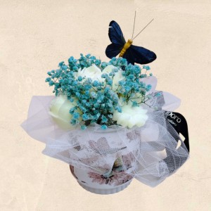 Flower Box με αρωματικά κεριά, κερινά λουλούδια και διακοσμητική πεταλούδα Flower Box με αρωματικά κεριά, κερινά λουλούδια και διακοσμητική πεταλούδα