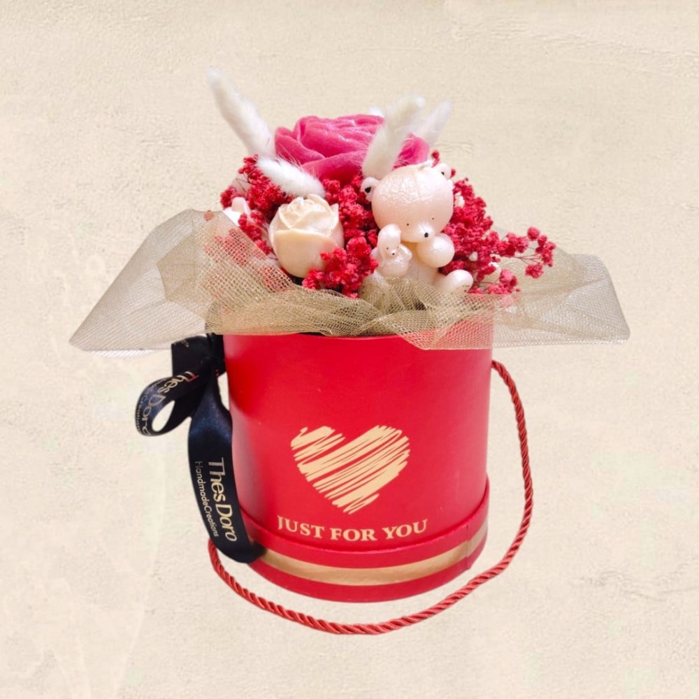 Flower Box σε κόκκινο κουτί με κόκκινα και εκρού λουλούδια, αρκουδάκι και γυψοφύλλη