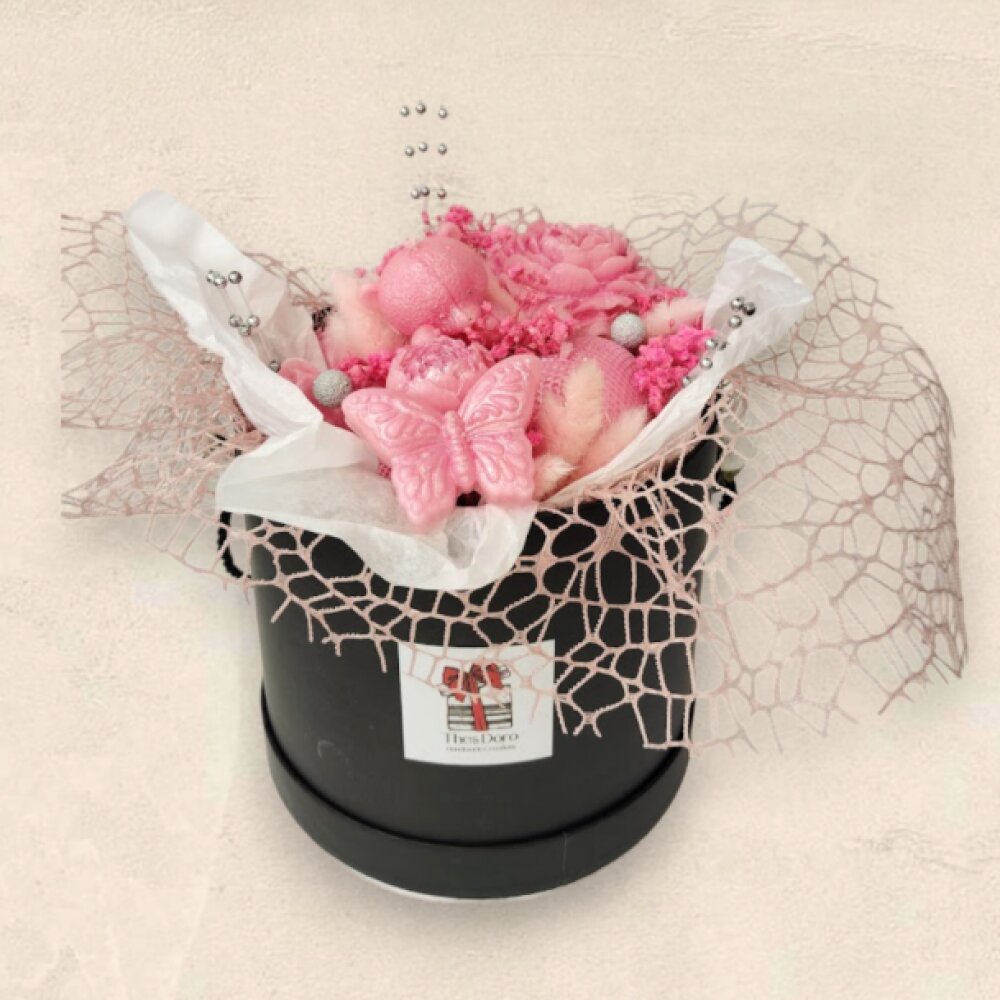 Flower Box με ροζ λουλούδια από κερί, αρκουδάκι, καρδιές, πέρλες και φυσικά λουλούδια