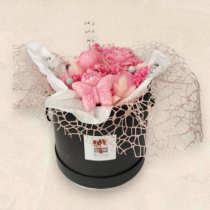 Flower Box με ροζ λουλούδια από κερί, αρκουδάκι, καρδιές, πέρλες και φυσικά λουλούδια