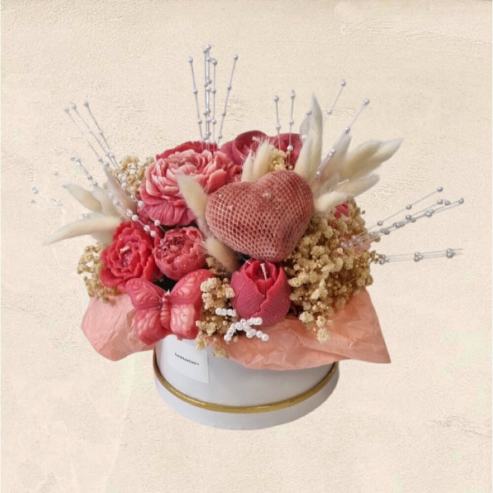 Flower box με χειροποίητα αρωματικά κεριά σόγιας σε κόκκινο ροζ, αποξηραμένα άνθη και pampas σε λευκό στρογγυλό κουτί Flower box με χειροποίητα αρωματικά κεριά σόγιας σε κόκκινο ροζ, αποξηραμένα άνθη και pampas σε λευκό στρογγυλό κουτί