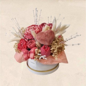 Flower box με χειροποίητα αρωματικά κεριά σόγιας σε κόκκινο ροζ, αποξηραμένα άνθη και pampas σε λευκό στρογγυλό κουτί Flower box με χειροποίητα αρωματικά κεριά σόγιας σε κόκκινο ροζ, αποξηραμένα άνθη και pampas σε λευκό στρογγυλό κουτί