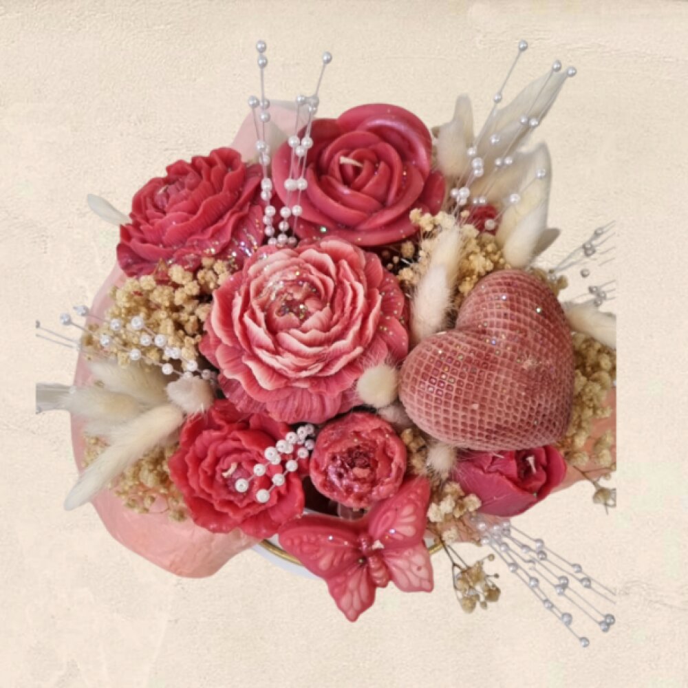 Flower box με χειροποίητα αρωματικά κεριά σόγιας σε κόκκινο ροζ, αποξηραμένα άνθη και pampas σε λευκό στρογγυλό κουτί Flower box με χειροποίητα αρωματικά κεριά σόγιας σε κόκκινο ροζ, αποξηραμένα άνθη και pampas σε λευκό στρογγυλό κουτί