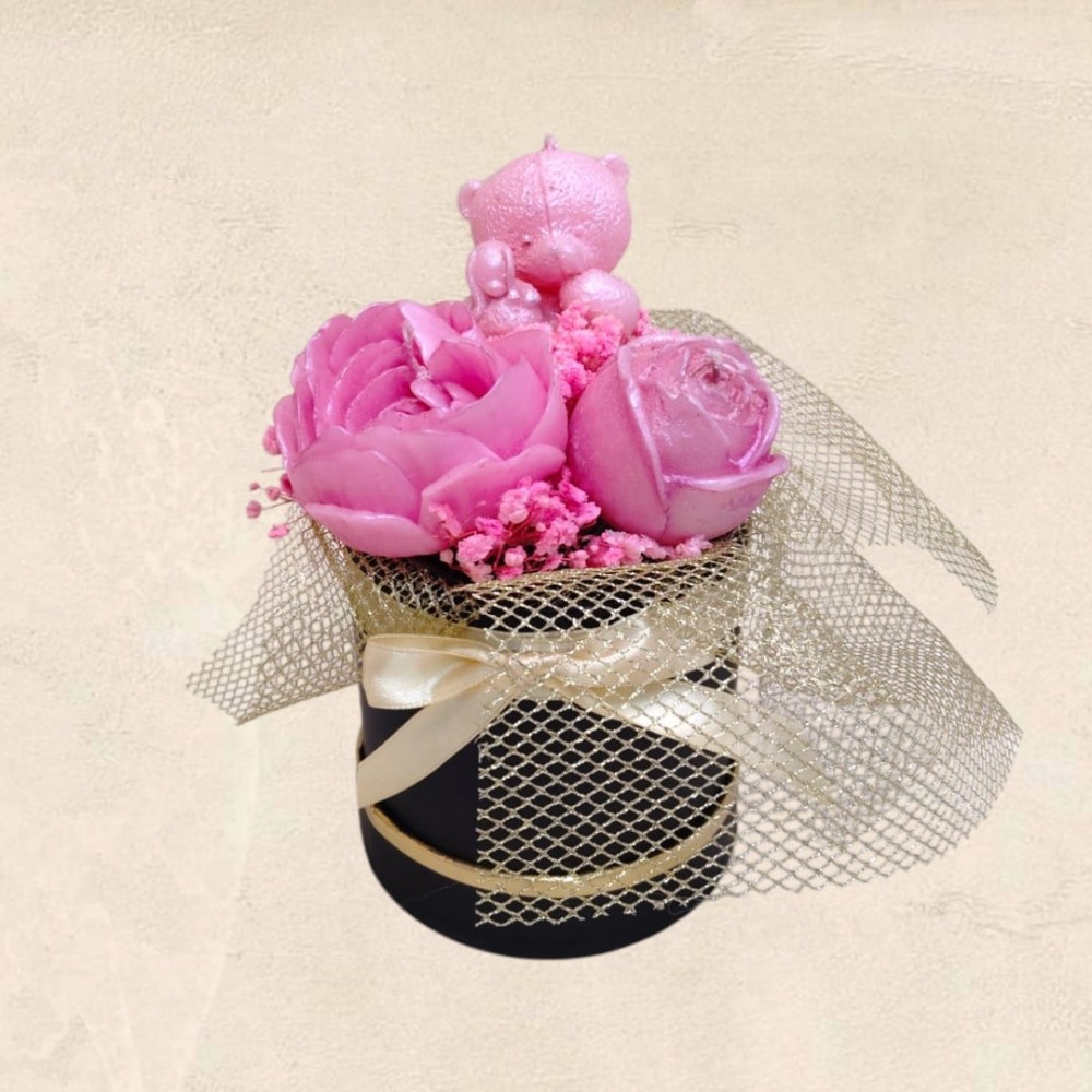 Pink Bear Flower Box με ροζ λουλούδια, αρκουδάκι και αποξηραμένη γυψοφύλλη σε μαύρο κουτί