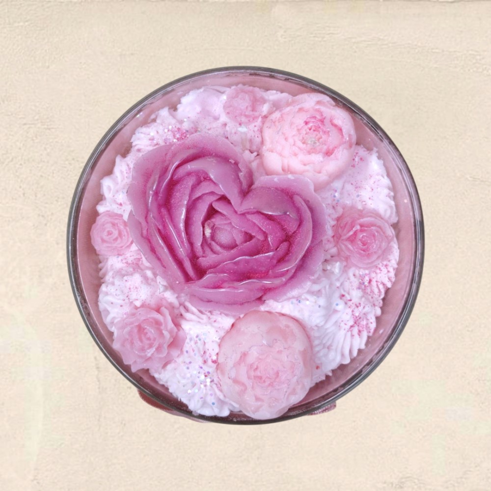 Αρωματικά κεριά Romantic Flowers 750g με τριαντάφυλλα, καρδιές και πολυτελή διακόσμηση