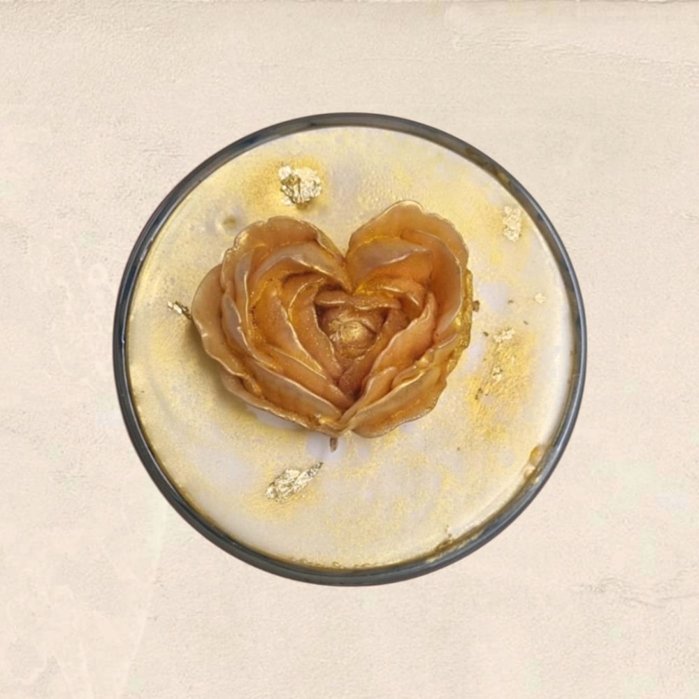 Heart of Elegance χειροποίητο πολυτελές αρωματικό κερί με φύλλα χρυσού και λουλούδι