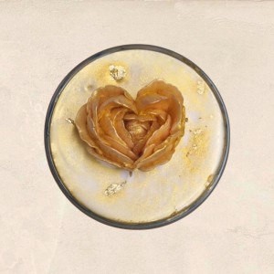 Heart of Elegance χειροποίητο πολυτελές αρωματικό κερί με φύλλα χρυσού και λουλούδι