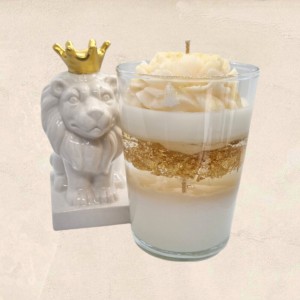Αρωματικό κερί Golden Lion με φύλλα χρυσού, άρωμα βανίλιας και διακοσμητικό λιοντάρι Αρωματικό κερί Golden Lion με φύλλα χρυσού, άρωμα βανίλιας και διακοσμητικό λιοντάρι