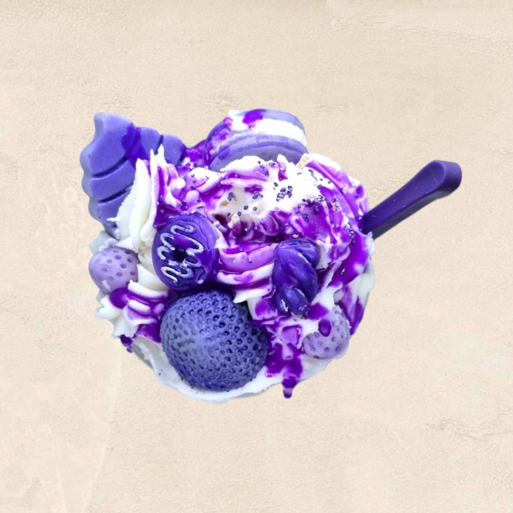 Αρωματικό κερί Sweet Berry Delight με berries, φράουλες, μπισκότα και μοβ διακόσμηση