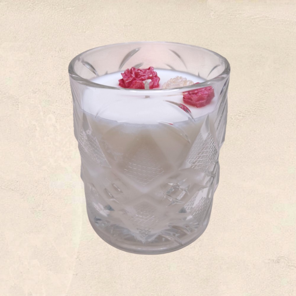 Χειροποίητο αρωματικό κερί White Blossom με άρωμα Black Oud Vanilla και τριαντάφυλλα