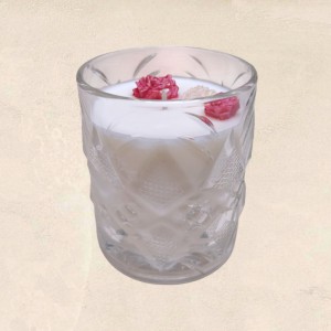 Χειροποίητο αρωματικό κερί White Blossom με άρωμα Black Oud Vanilla και τριαντάφυλλα