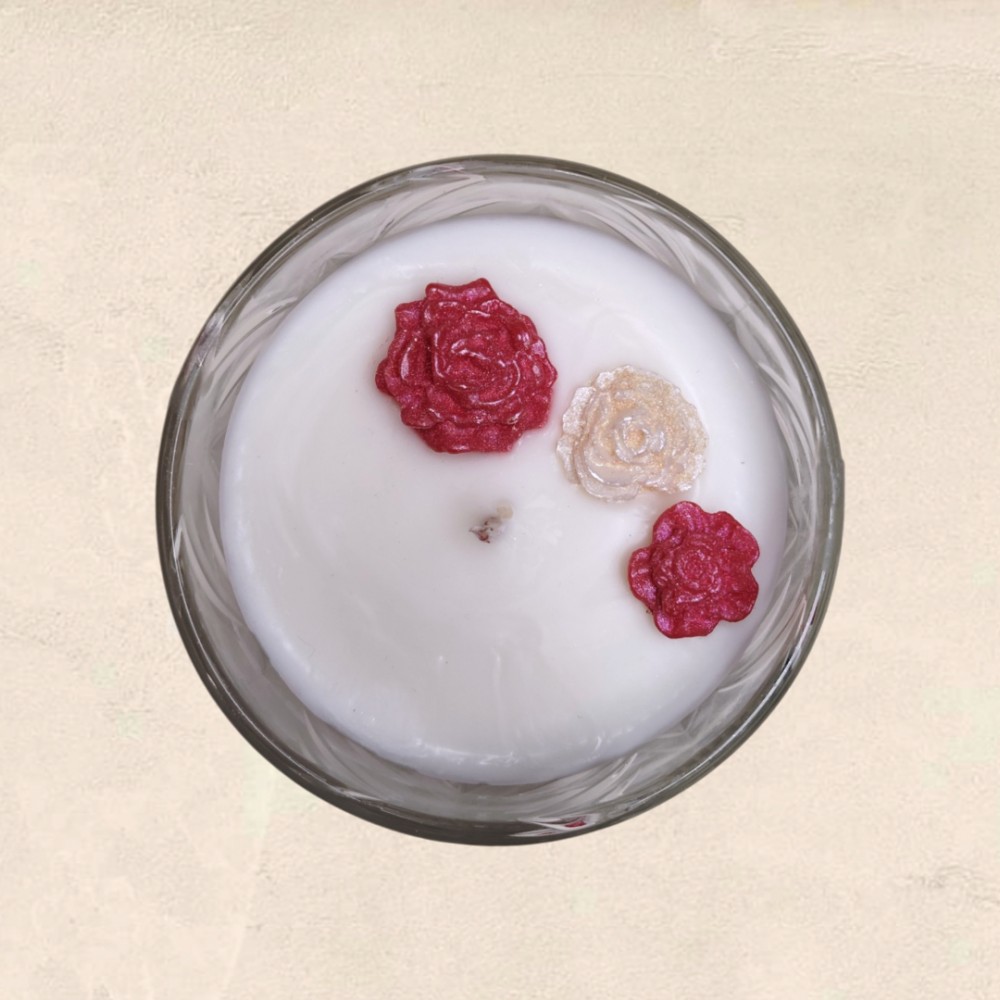 Χειροποίητο αρωματικό κερί White Blossom με άρωμα Black Oud Vanilla και τριαντάφυλλα