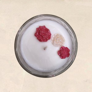 Χειροποίητο αρωματικό κερί White Blossom με άρωμα Black Oud Vanilla και τριαντάφυλλα